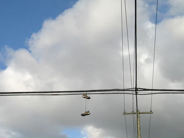 Телефонні дроти і висячі взуття — стокове фото