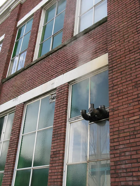 Fensterseite des Backsteingebäudes — Stockfoto