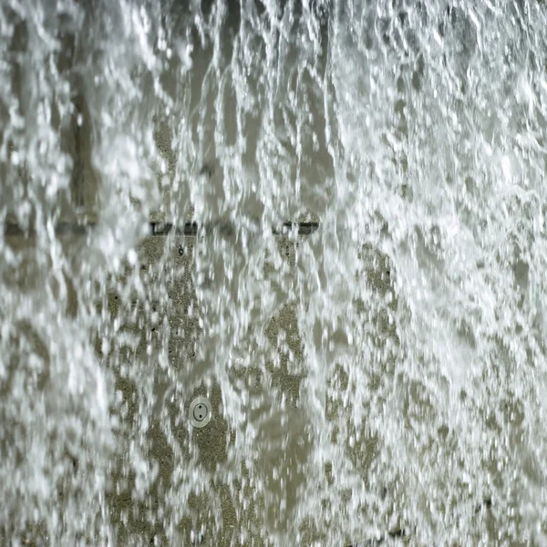 Wasser spritzt über Ziegel — Stockfoto