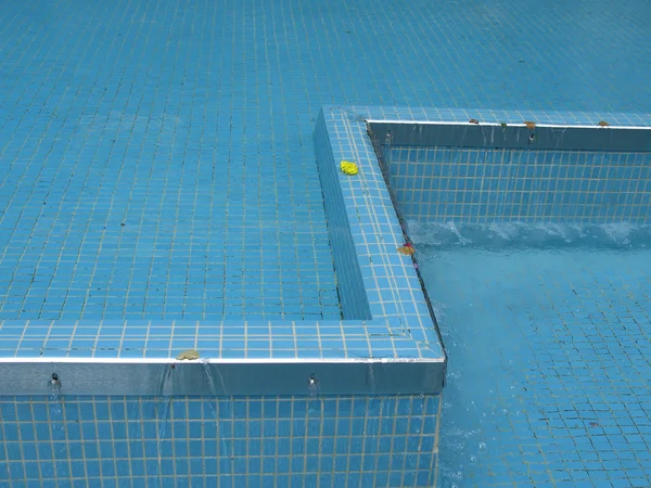 Синий кафельный бассейн — стоковое фото