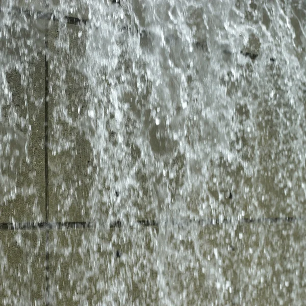 Water spatten Over baksteen — Stockfoto