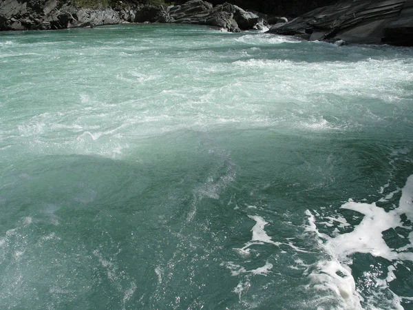 Grünes Flusswasser — Stockfoto