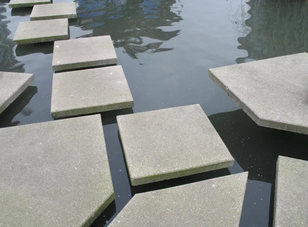 Zen kakel gångväg över vatten — Stockfoto