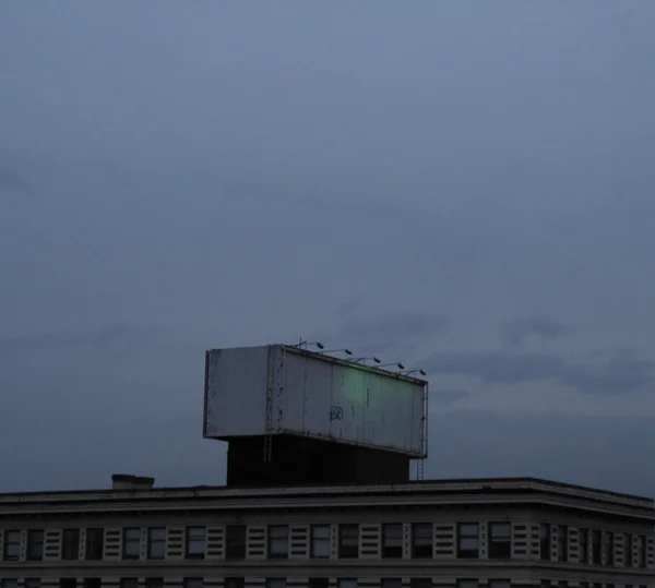 建筑物上的空广告牌 — 图库照片