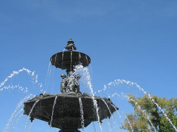 Large fountain with blue sky — Stock Photo, Image