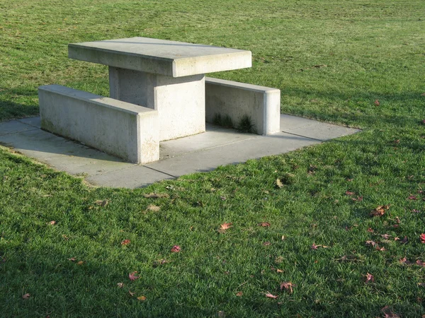 Mesa de piquenique de concreto — Fotografia de Stock