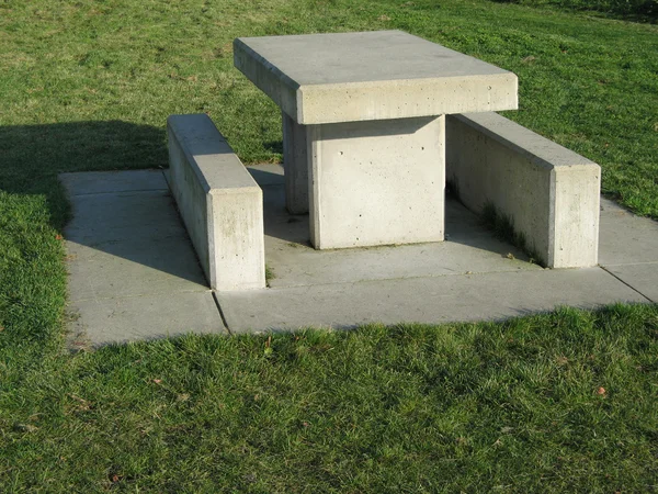 Concrete picknicktafel — Stockfoto