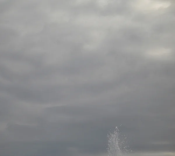 Water geiser en Sky — Stockfoto