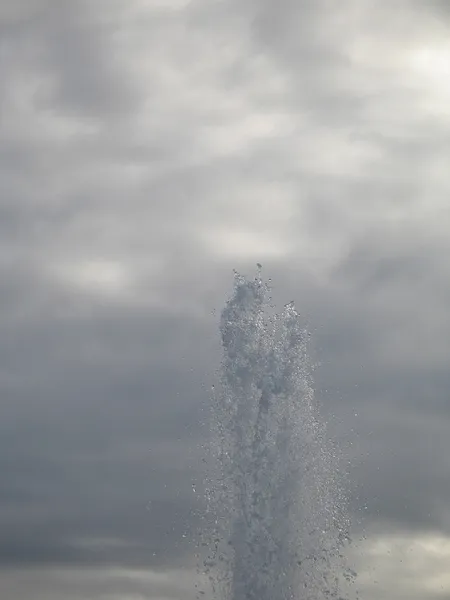 Acqua geyser e cielo — Foto Stock
