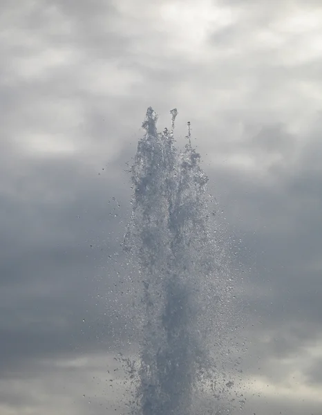 Acqua geyser e cielo — Foto Stock