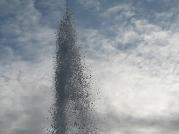 Acqua geyser e cielo — Foto Stock