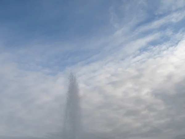 水间歇泉和天空 — 图库照片