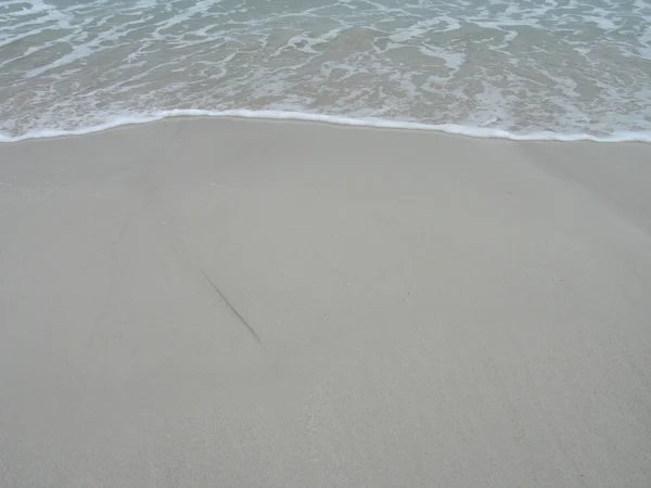 Waves crashing on the beach — Stock Photo, Image