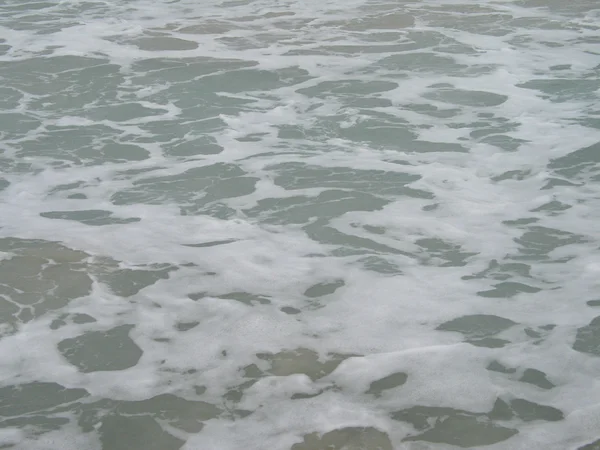 Olas chocando en la playa —  Fotos de Stock