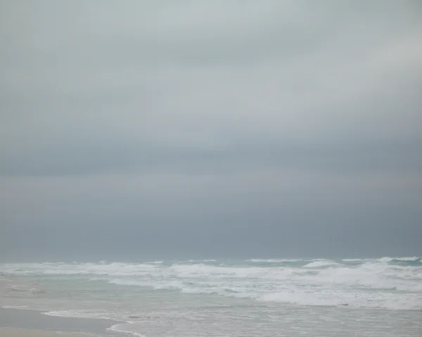 Ondas batendo na praia — Fotografia de Stock