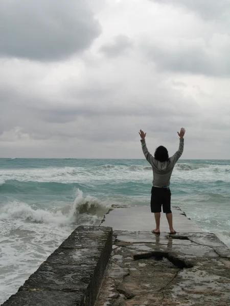 Man by the ocean — Stock Photo, Image