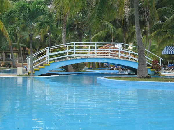 Ponte sobre piscina — Fotografia de Stock