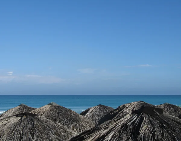 Sonnenschirme am Strand — Stockfoto