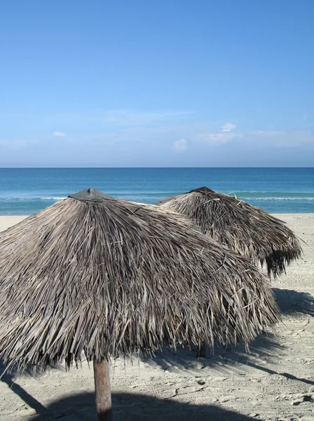 Parasole na plaży — Zdjęcie stockowe