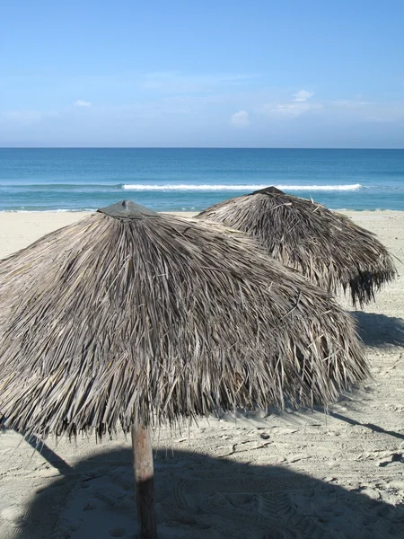 Parasols op het strand — Stockfoto