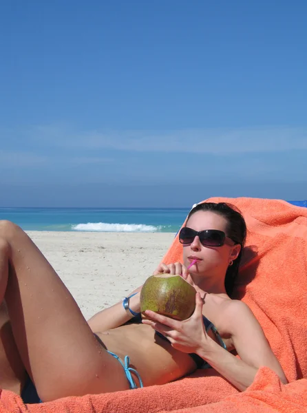 Femme sur la plage — Photo