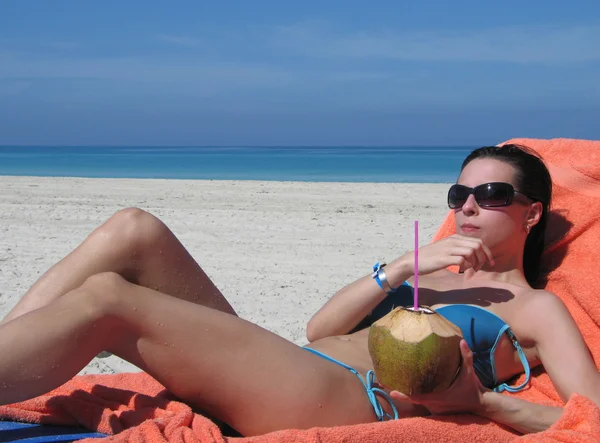 Mulher na praia — Fotografia de Stock