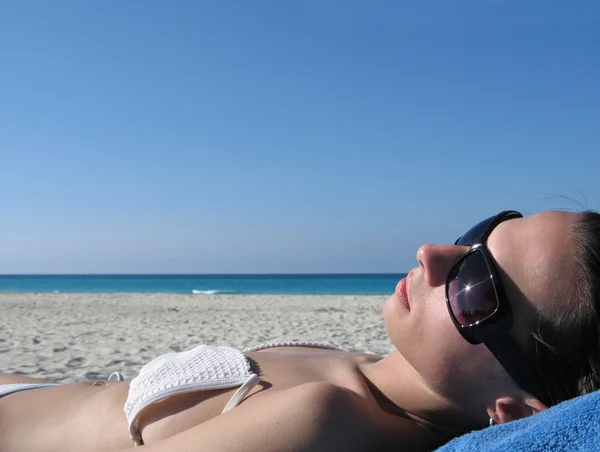 Jeune femme sur la plage — Photo