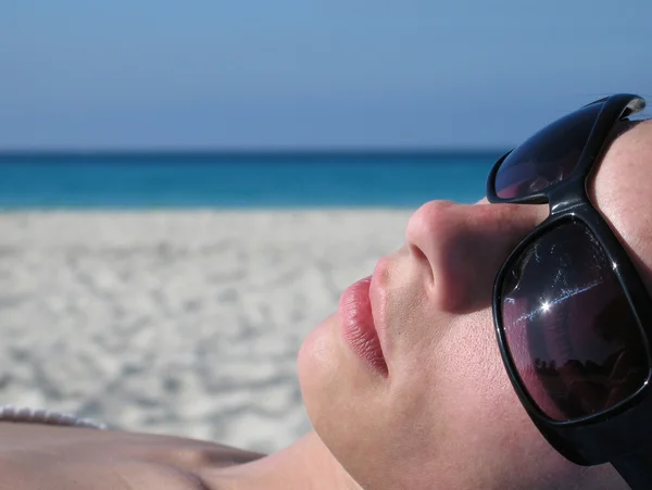 Jonge vrouw op het strand — Stockfoto