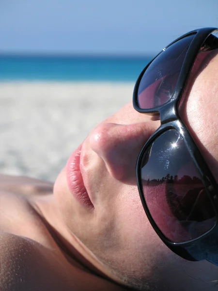 Meisje dragen van een zwarte zonnebril — Stockfoto