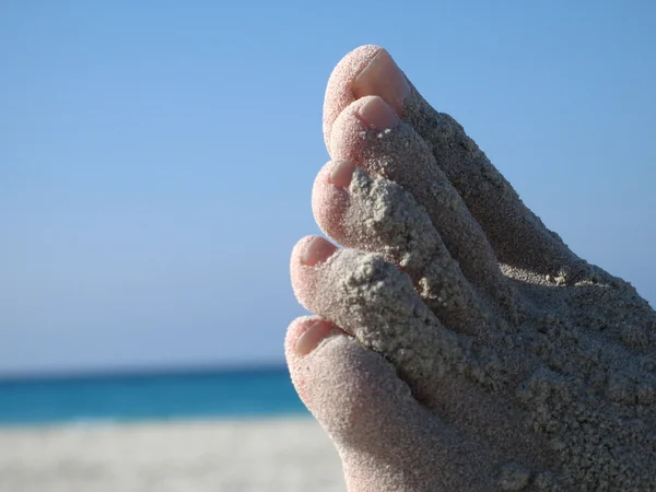 Pés da Sandy na praia — Fotografia de Stock