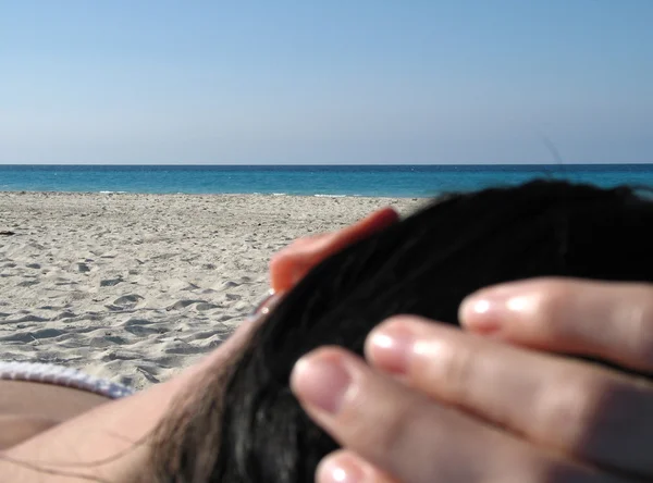 Jovem mulher na praia — Fotografia de Stock