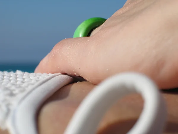 Junge Frau am Strand — Stockfoto