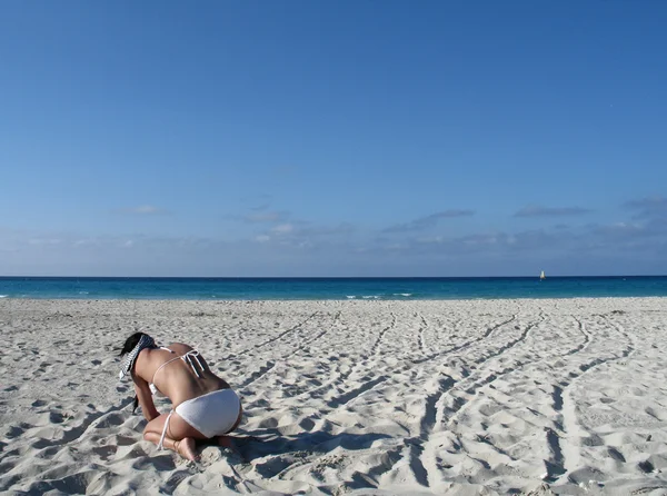 Jovem mulher na praia — Fotografia de Stock