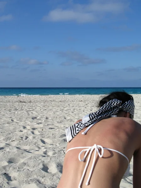 Ung kvinna på stranden — Stockfoto