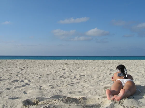 Jovem mulher na praia — Fotografia de Stock