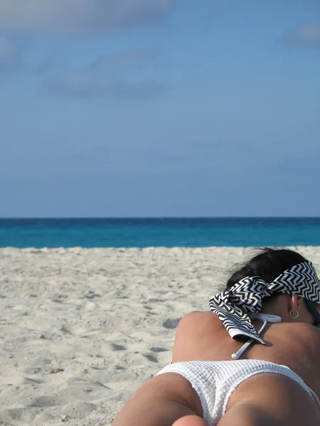 Jeune femme sur la plage — Photo