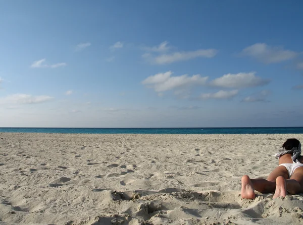 Mujer joven en la playa —  Fotos de Stock