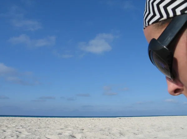 Jonge vrouw op het strand — Stockfoto