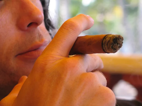 Mann raucht eine Zigarre — Stockfoto