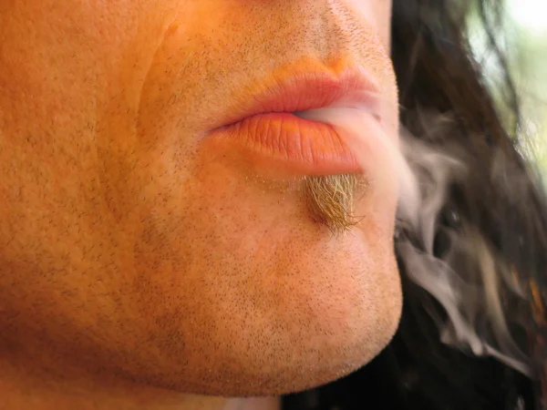 Homem fumando um charuto — Fotografia de Stock