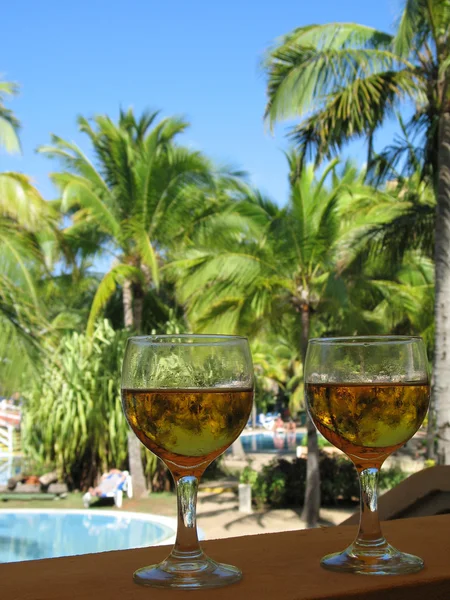 Bebidas junto a la piscina — Foto de Stock