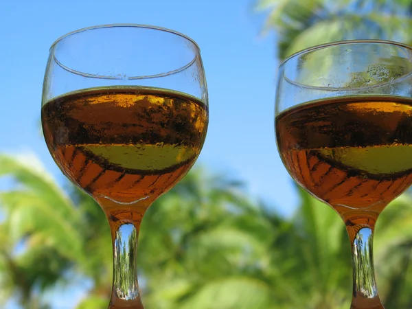 Bebidas junto a la piscina — Foto de Stock