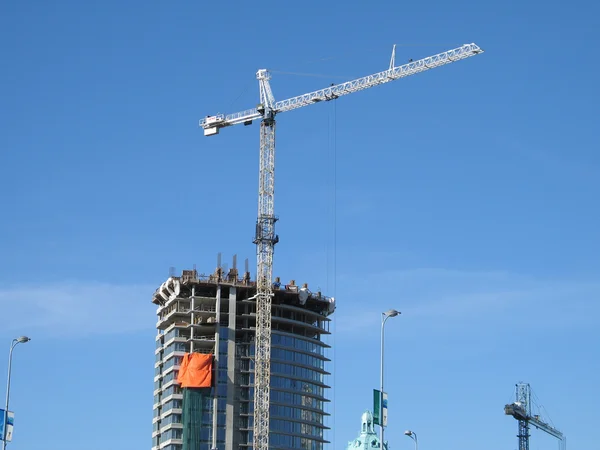Wolkenkratzer und Bauturm — Stockfoto