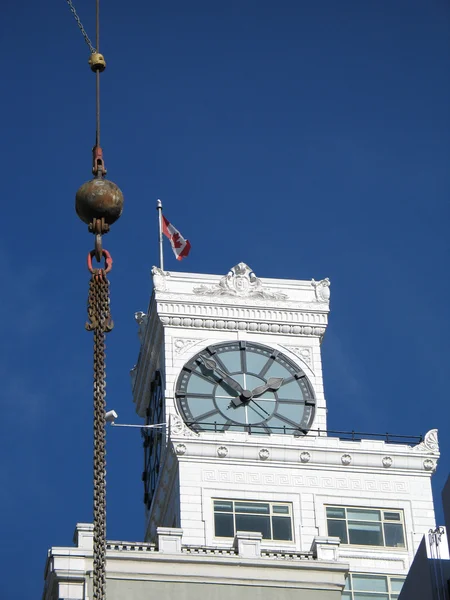 Oude klassiek gebouw met klok — Stockfoto