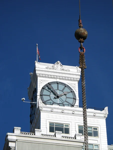 Oude klassiek gebouw met klok — Stockfoto