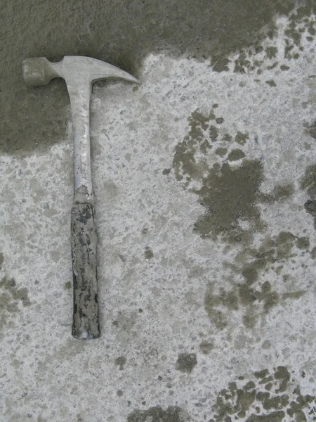 Hammer auf den Boden — Stockfoto