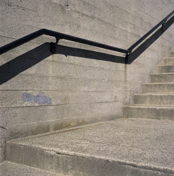 Escaleras de hormigón y pasamanos de hierro — Foto de Stock