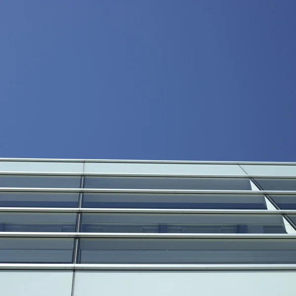 Modern gebouw met blauwe lucht — Stockfoto