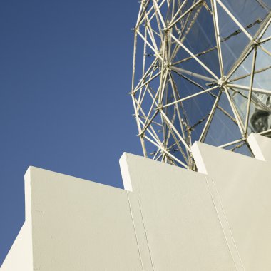 büyük kubbe gümüş ve mavi gökyüzü