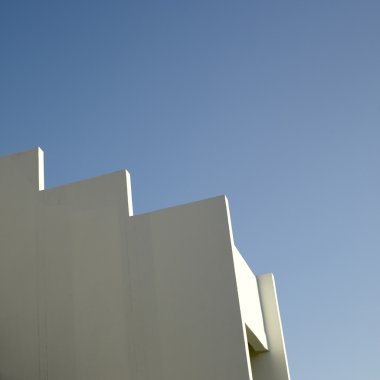 beyaz duvar ve mavi gökyüzü